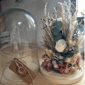 Cúpula de cristal con base de madera
