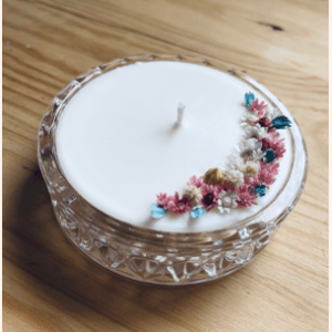 Vela artesanal con detalles de flores preservadas